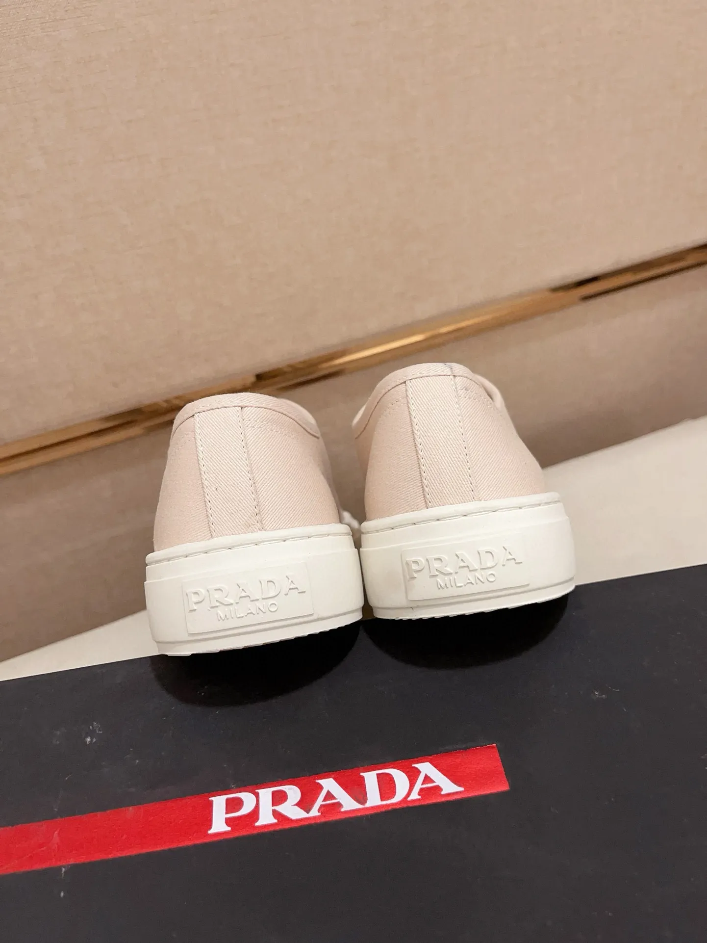 Men's shoes 💰 580💰 ✔️✔️✔️High-quality new PRADA counters are launched at the same time. The new men's shoes and 😘fabrics are selected from first-layer cowhide and are made by pure handicrafts. Lining: Full cowhide lining. 👍🏿 High-end ☄️ air-cushion molded anti-slip rubber outsole, exquisite lines, simple and elegant, comfortable and high-end for leisure travel. Code number: 38 to 44 (45 can be customized)